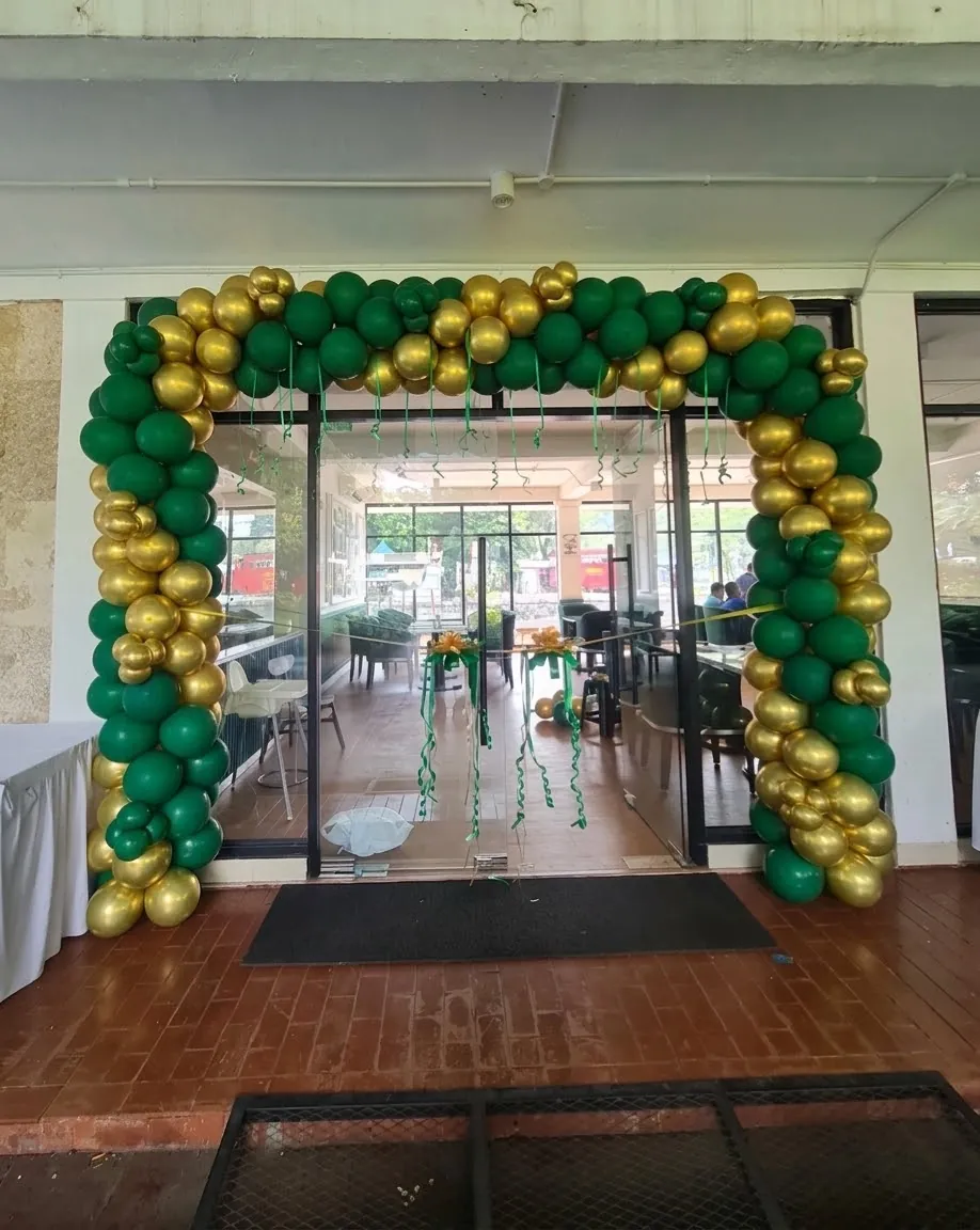 Dekorasi balon hijau gold untuk pintu masuk acara