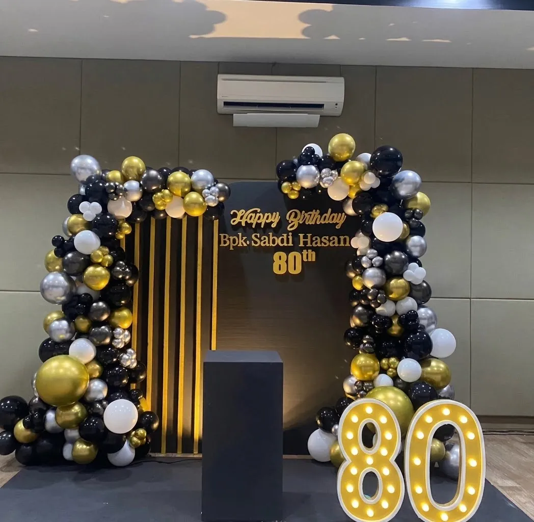 Dekorasi balon hitam gold untuk ulang tahun ke-80