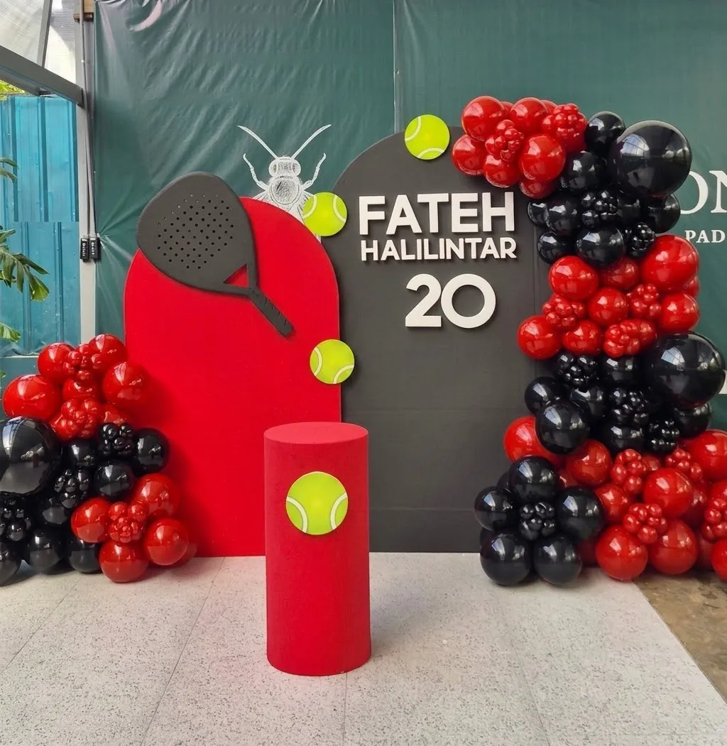 Dekorasi balon merah hitam bertema olahraga untuk event